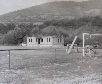 Výstavba šatní v roku 1974