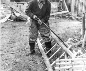 Harvelka - Baničiarovia, Jakub Judák pri výrobe rebríka, 1985