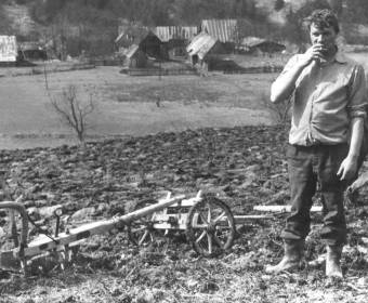 Riečnica, oráč s prevracacím pluhom obrácakom u Masnicov, 1983