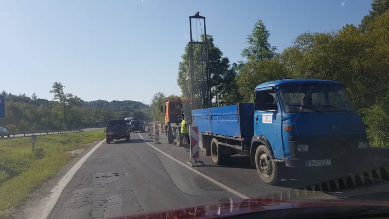 cesta horelica vrt