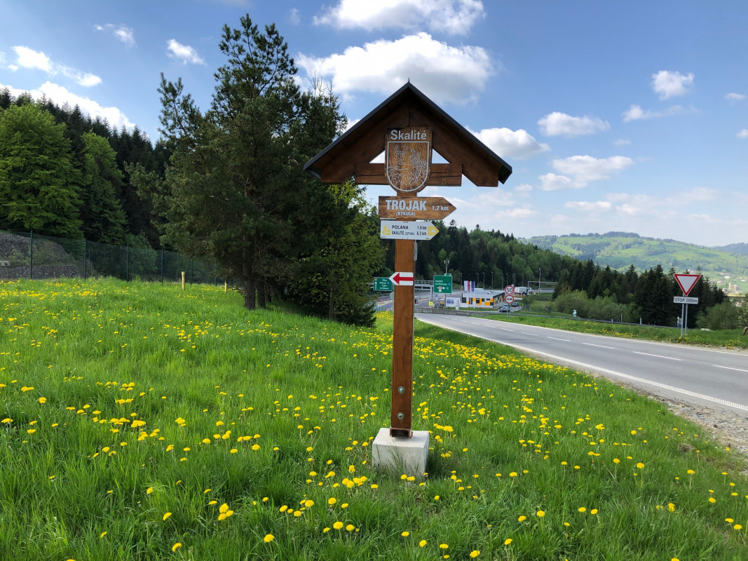 cesta k lavicke na skalitom