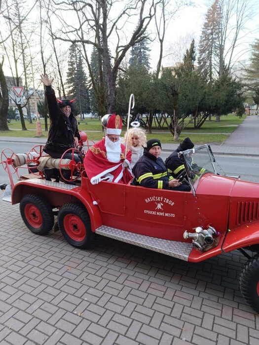 mikulás knm2