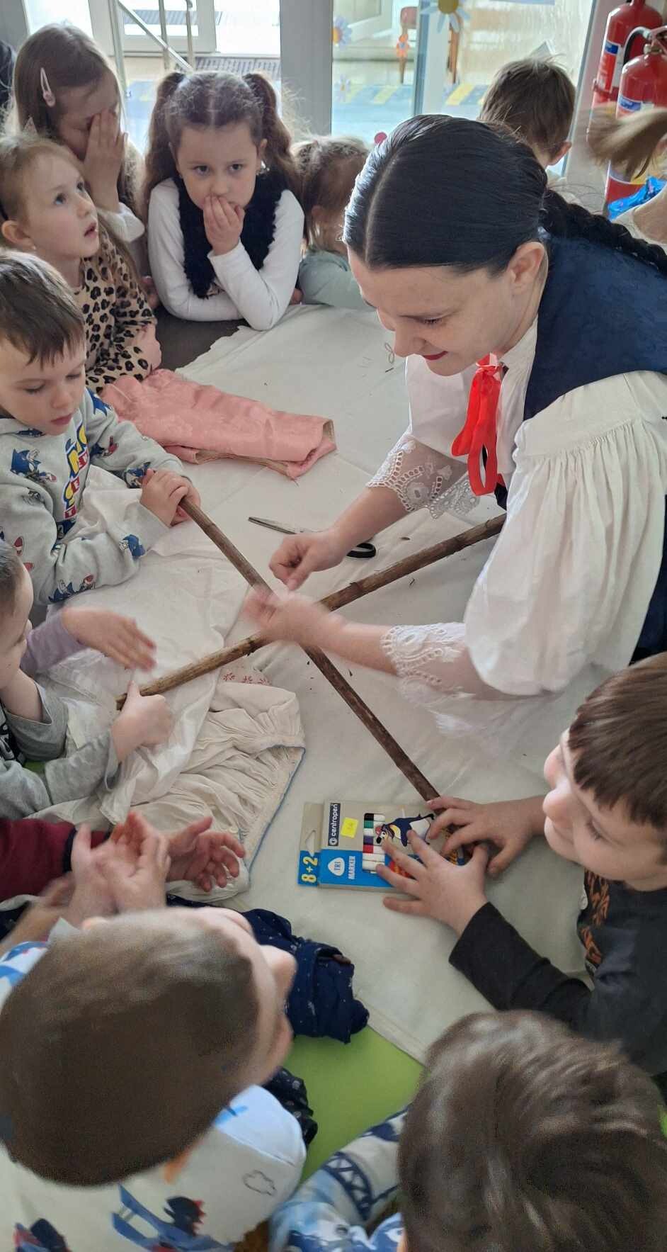 Deti pri výrobe Moreny MŠ Skalité Ústredie