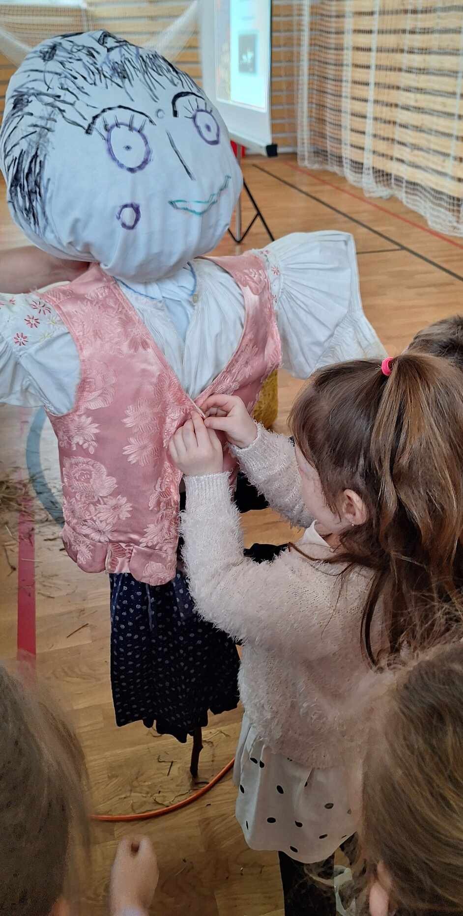 Obliekanie Moreny do kroja Spojená škola Čierne Ústredie