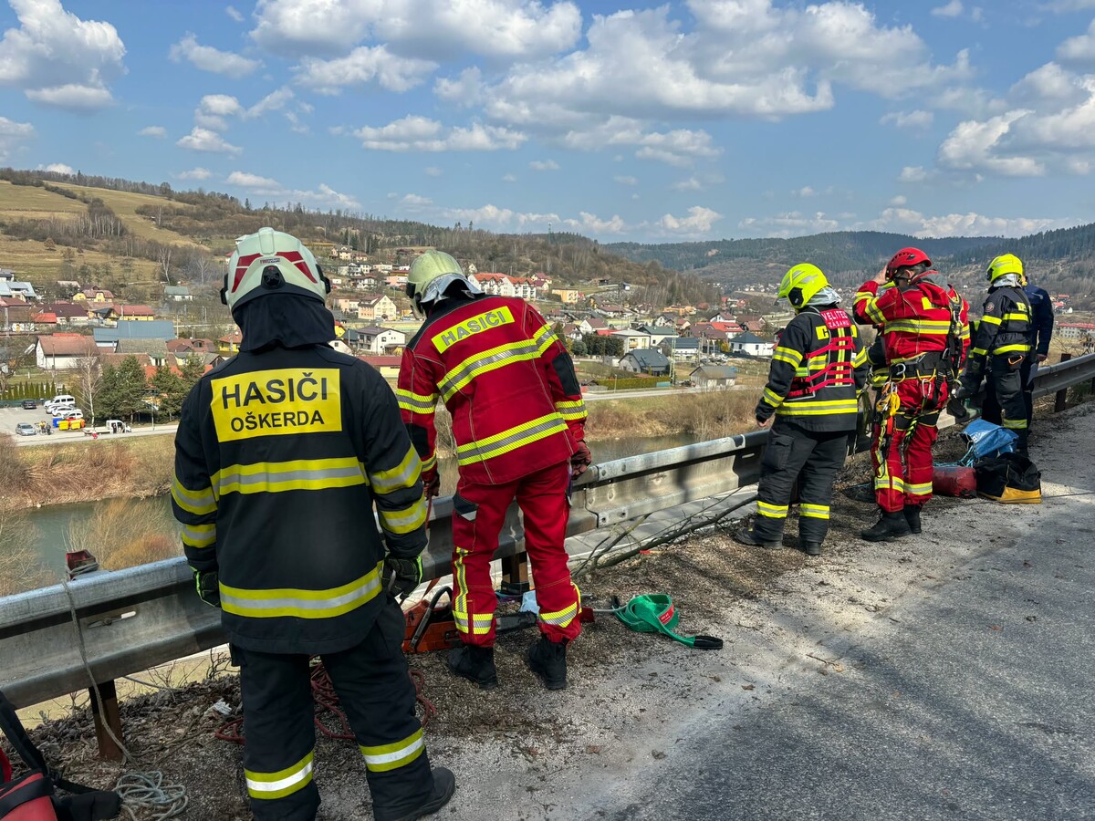 hasici vytahovali auto3